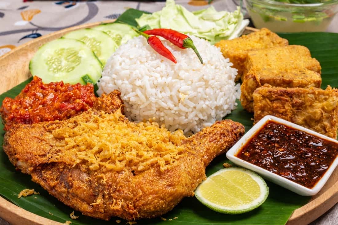 Nasi ayam penyet dengan ayam berempah rangup, sambal pedas, tempe dan tauhu