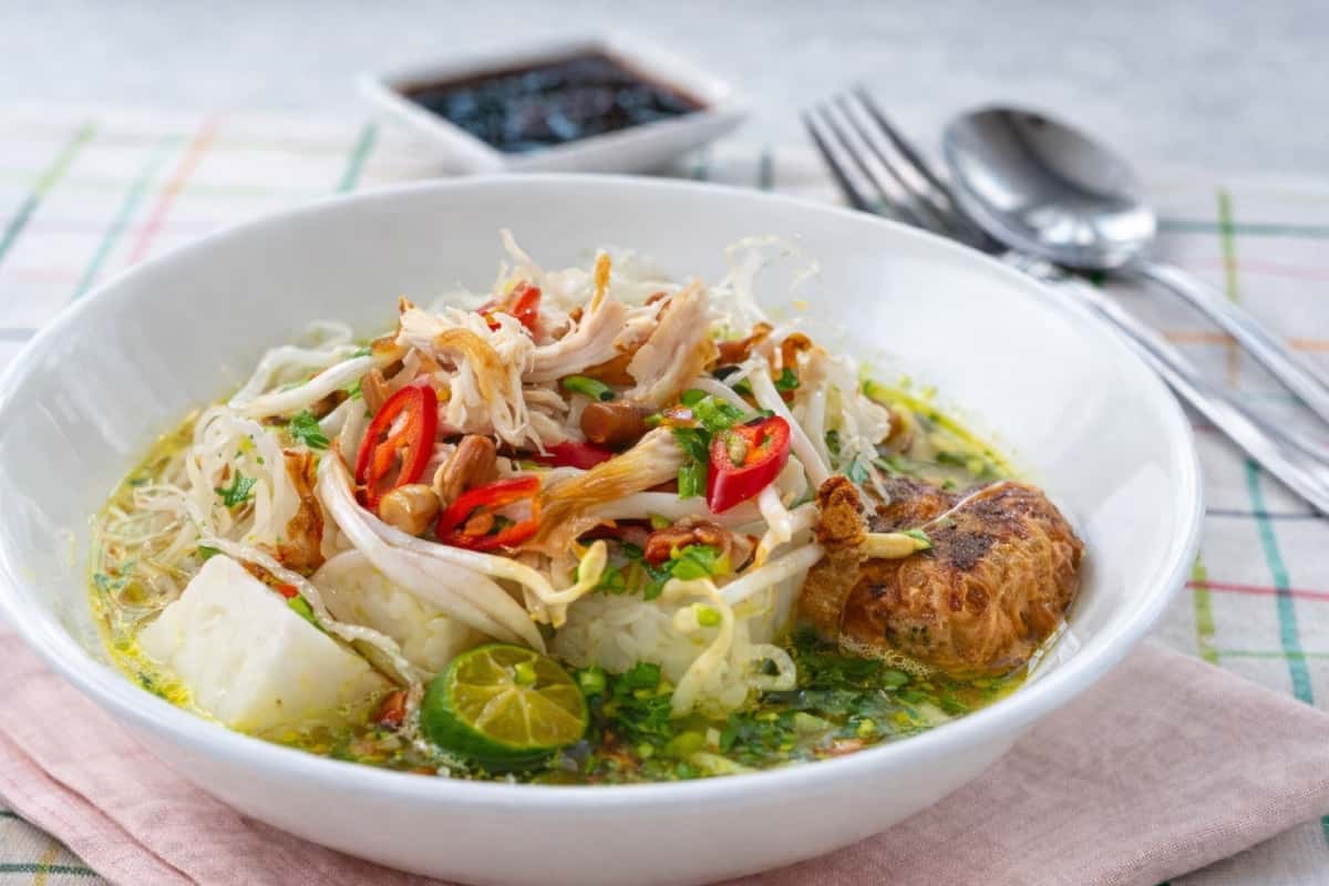Semangkuk soto ayam istimewa berkuah pekat dihidang dengan begedil