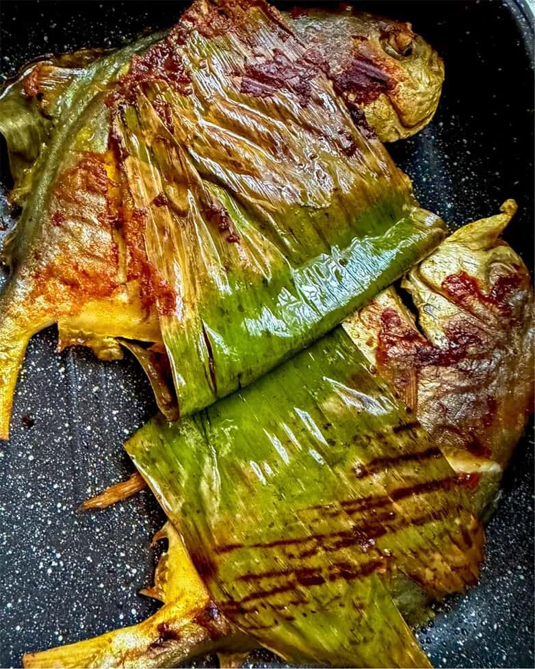 Ikan Bawal Emas Bakar Daun Pisang: Juicy, Manis, Wangi, Tak Kering