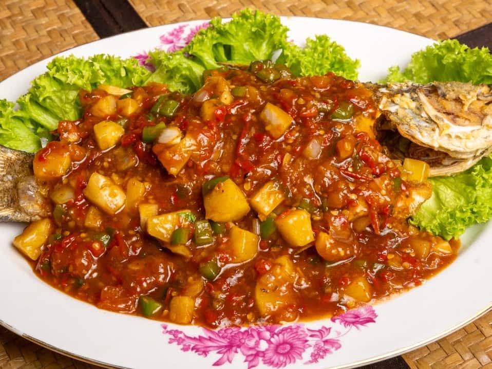 Ikan siakap goreng rangup disiram kuah 3 rasa pekat dengan nanas, lada benggala dan cili