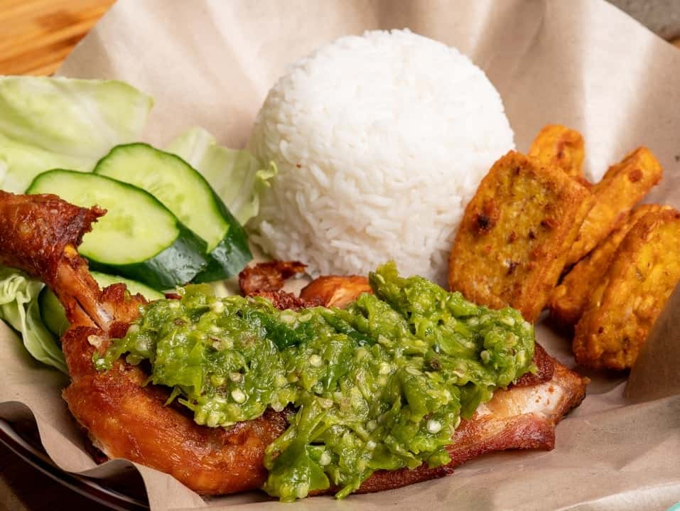 Ayam penyet berempah dengan sambal cabe ijo pedas, tempe, tauhu goreng dan ulam segar