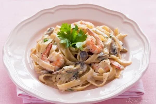 Resepi Fettucine Carbonara Udang dan Cendawan