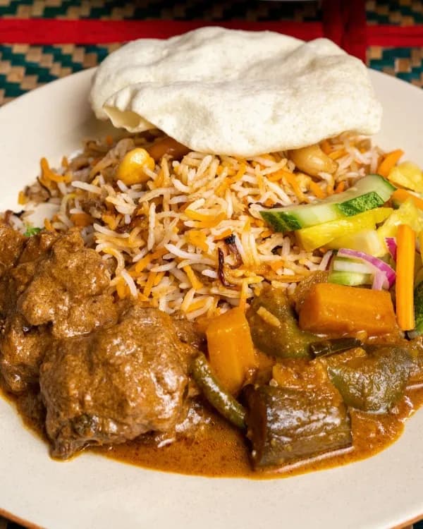 Briyani Gam Daging Dengan Kari Dalca dan Acar Timun