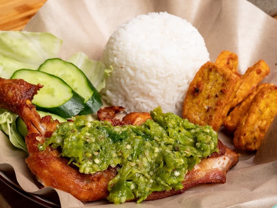 Resepi Ayam Penyet Sambal Ijo (Cara Gerai Indonesia)