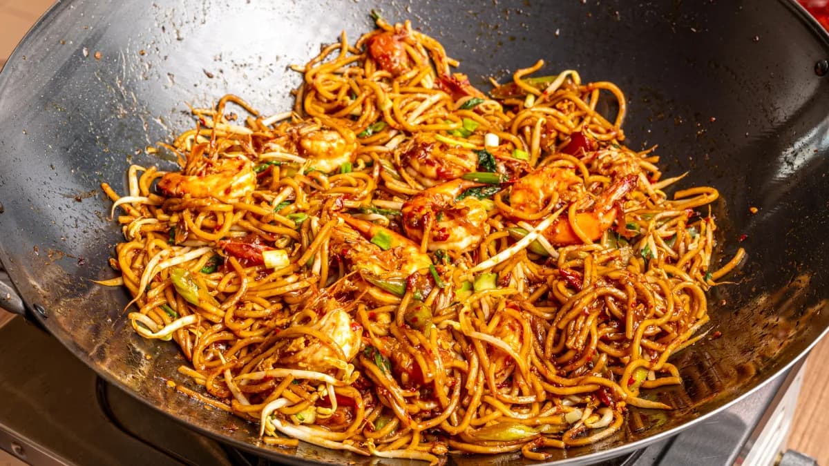 Mee Goreng Udang Pedas Basah Lebih Padu Dengan Teknik Slow-Simmer Stok Kulit Udang