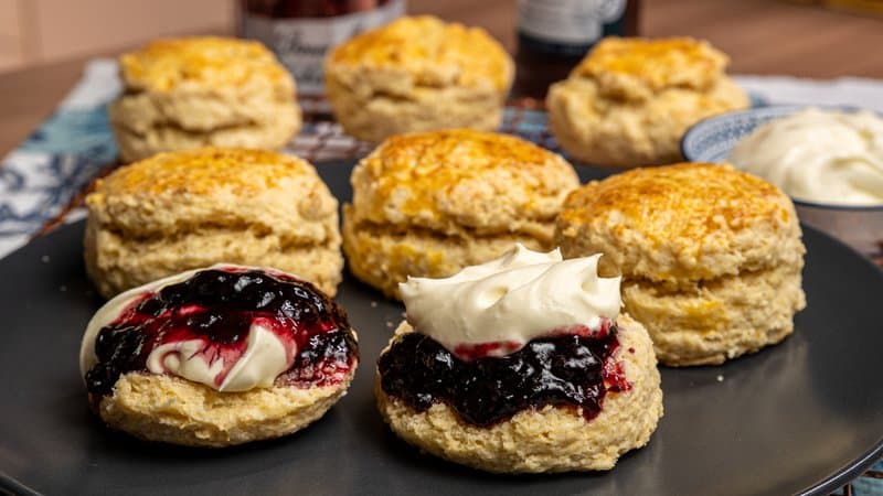 Resepi Classic Scones Ala British dengan Krim Sapuan