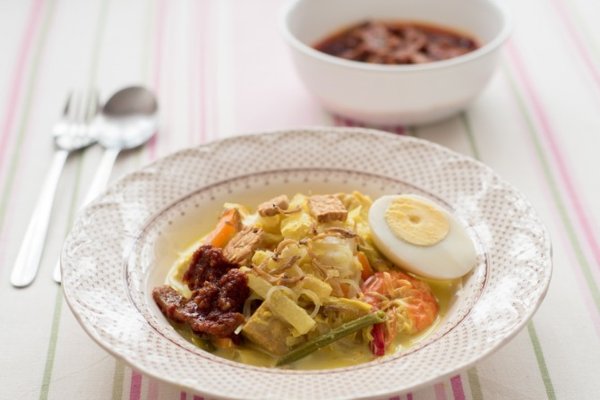 Lontong dan Kuah Lodeh