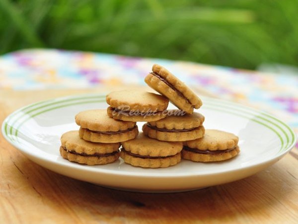 Biskut Hazelnut Nutella