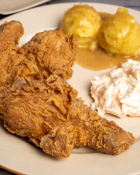 Ayam Goreng Crispy dengan Coleslaw dan Mashed Potato