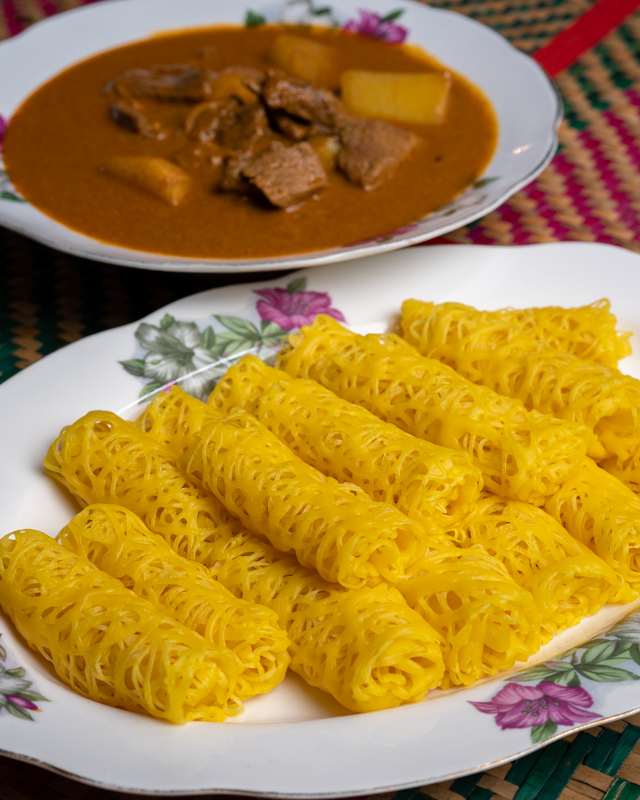 Roti Jala dengan Kari Daging