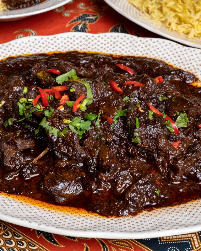 Nasi Minyak Dan Daging Masak Hitam